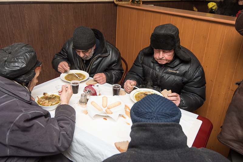 У харківській їдальні біля Південного вокзалу бездомних годують гарячими сніданками