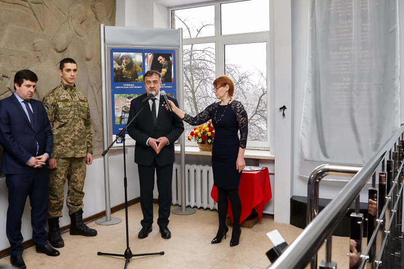 В університеті Каразіна відкрили меморіальну дошку загиблим в АТО студентам і випускникам