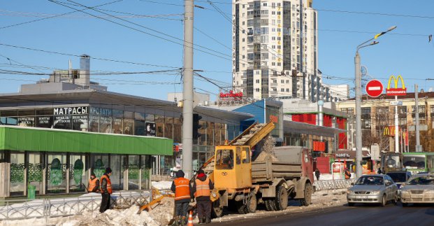 Дорожники вивозять сніг з великих магістралей