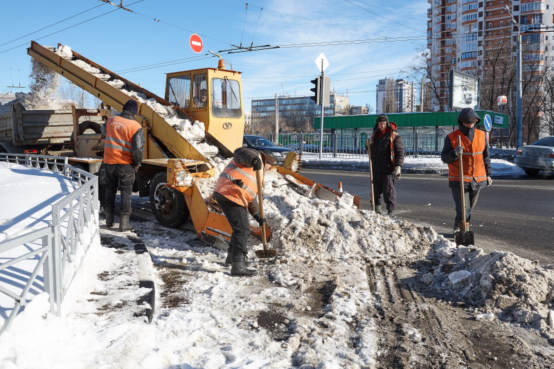 Дорожники вивозять сніг з великих магістралей