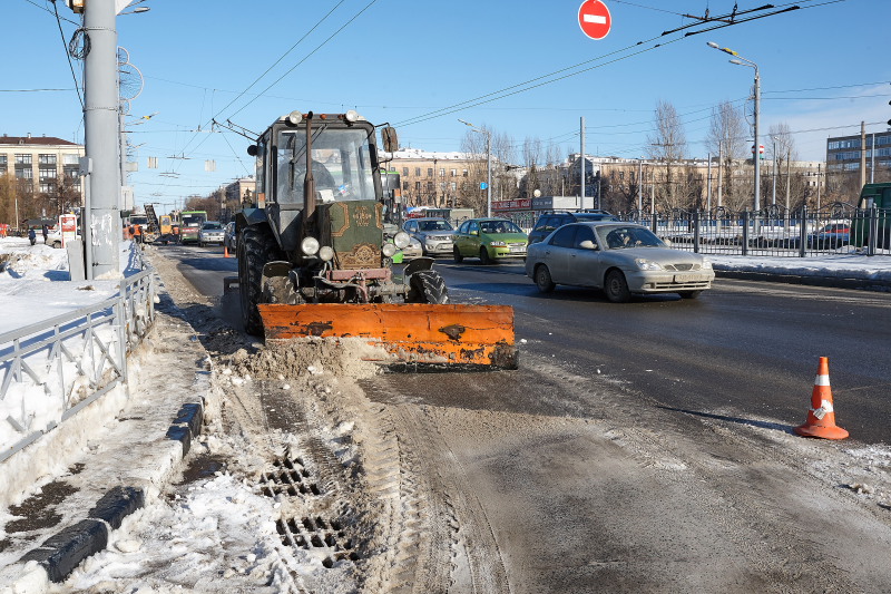 Дорожники вивозять сніг з великих магістралей