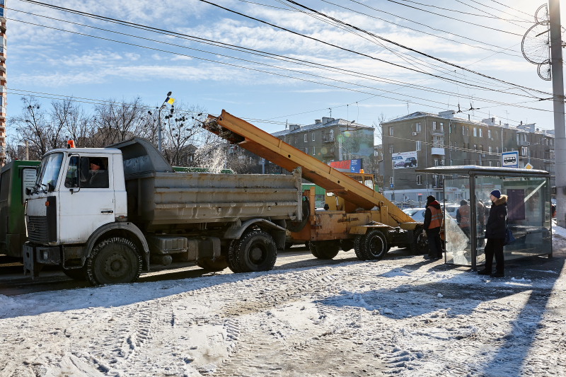 Дорожники вивозять сніг з великих магістралей