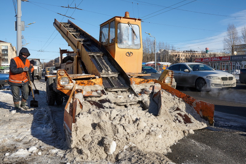 Дорожники вивозять сніг з великих магістралей