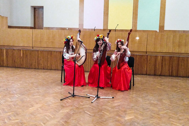 У районах міста вітають працівників житлово-комунального господарства і побутового обслуговування (доповнено)