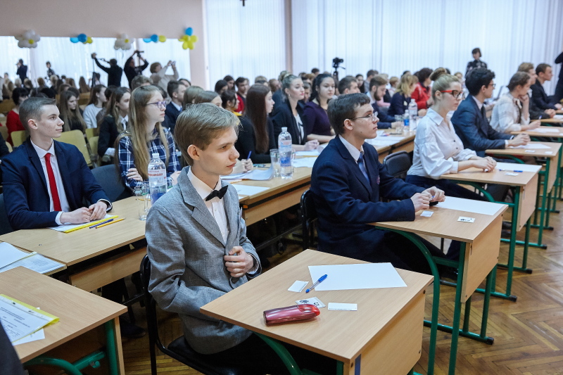 У Харкові визначають кращих учнів року