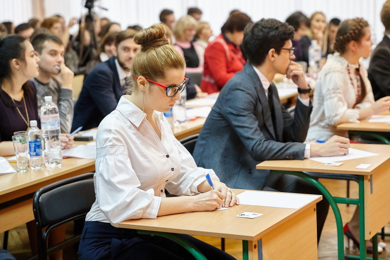 У Харкові визначають кращих учнів року