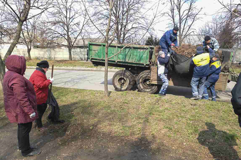 У районах міста - весняний благоустрій території