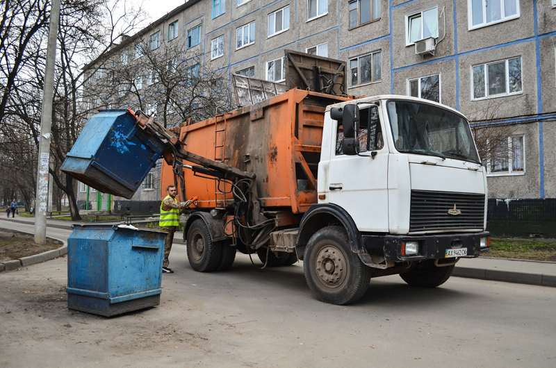 У Харкові продовжують оновлювати сміттєві контейнери