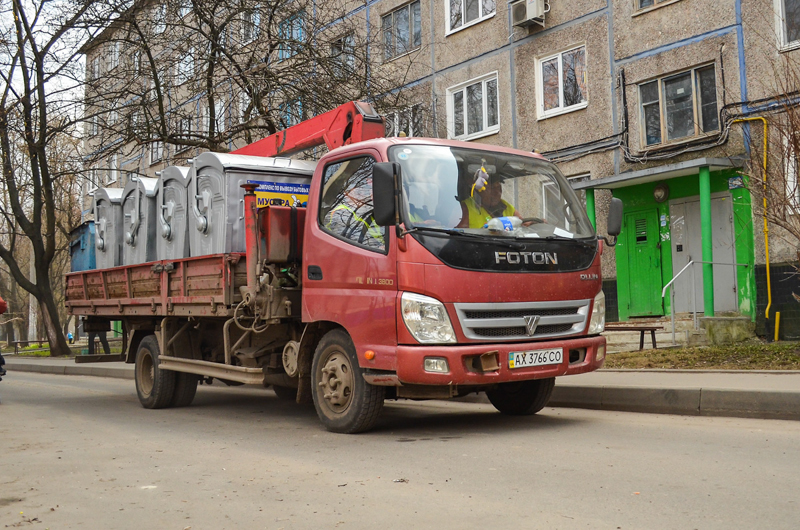 У Харкові продовжують оновлювати сміттєві контейнери