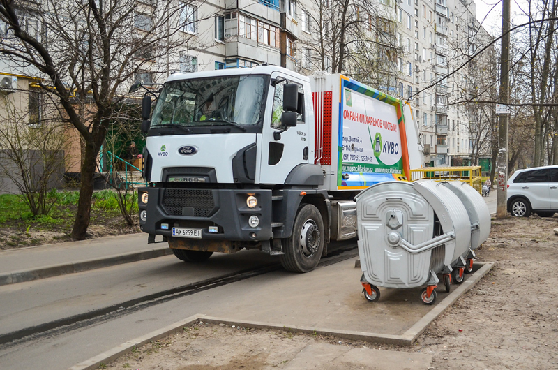 У Харкові продовжують оновлювати сміттєві контейнери