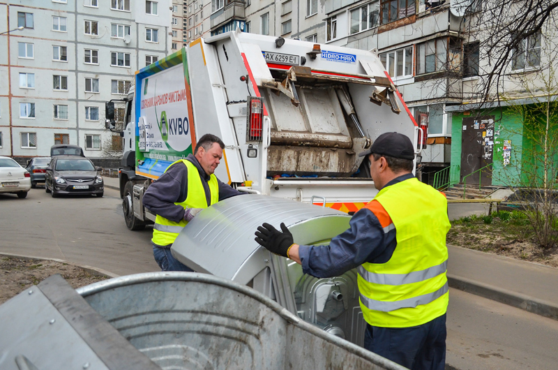 У Харкові продовжують оновлювати сміттєві контейнери