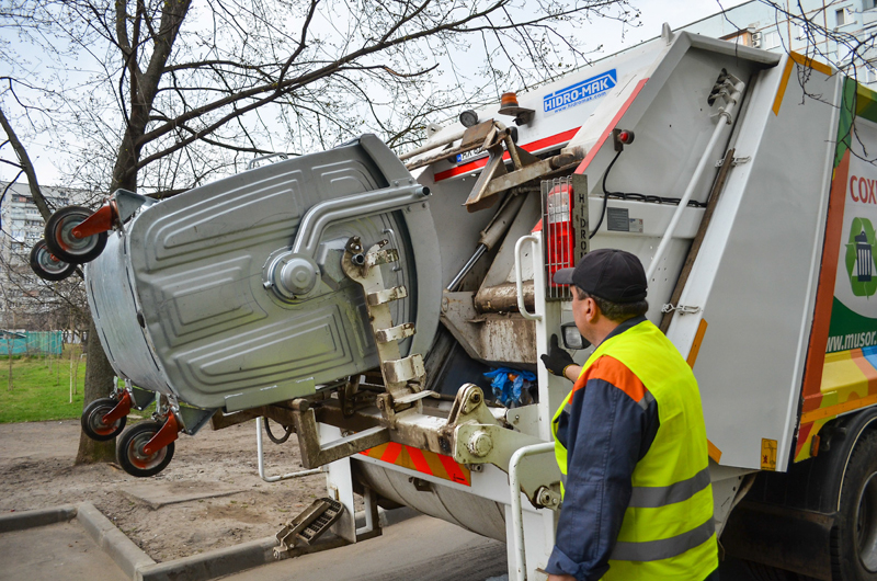 У Харкові продовжують оновлювати сміттєві контейнери