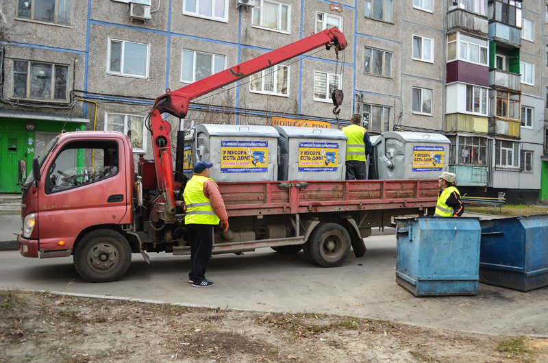 У Харкові продовжують оновлювати сміттєві контейнери