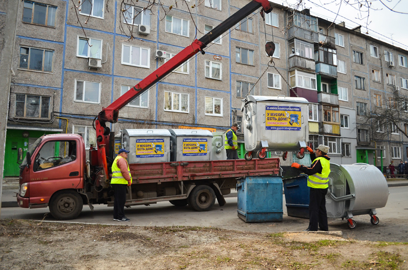 У Харкові продовжують оновлювати сміттєві контейнери