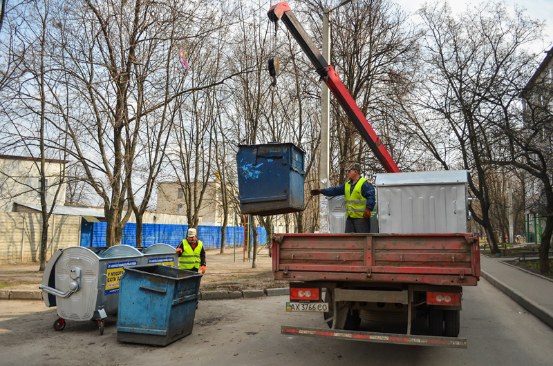 У Харкові продовжують оновлювати сміттєві контейнери