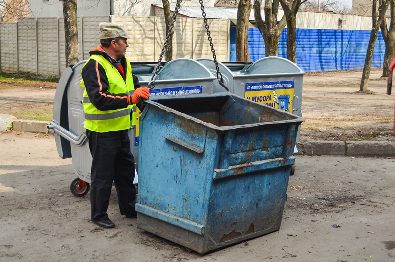 У Харкові продовжують оновлювати сміттєві контейнери