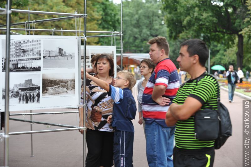 У саду Шевченка відкрилася унікальна фотовиставка