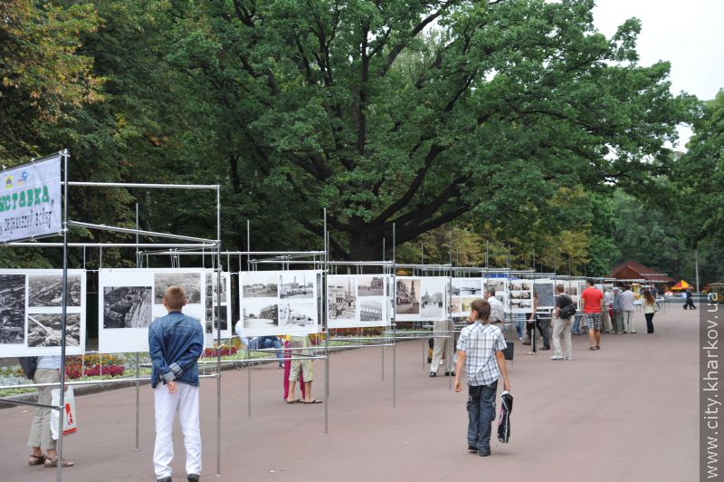У саду Шевченка відкрилася унікальна фотовиставка