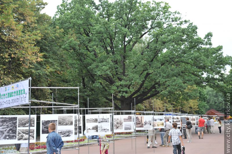 У саду Шевченка відкрилася унікальна фотовиставка