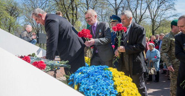 До пам'ятника жертвам Чорнобильської катастрофи поклали квіти