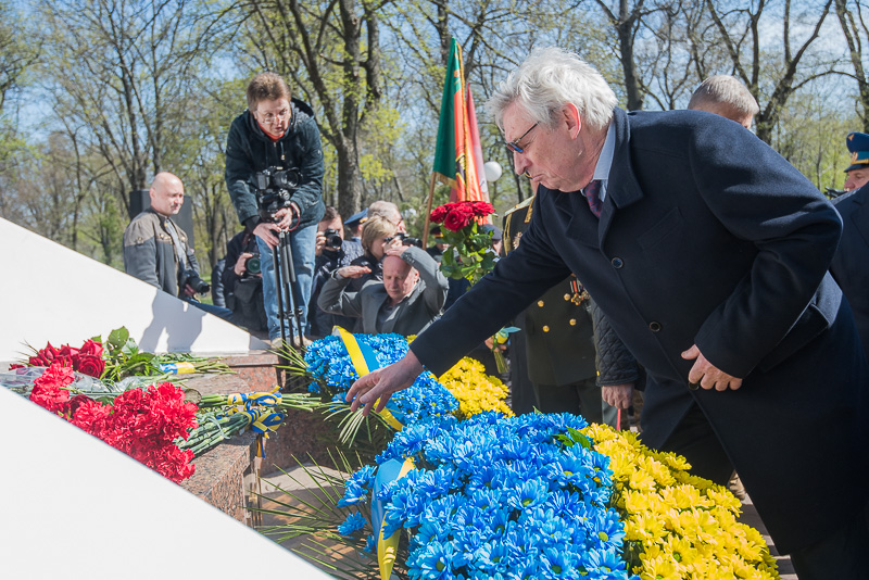 До пам'ятника жертвам Чорнобильської катастрофи поклали квіти