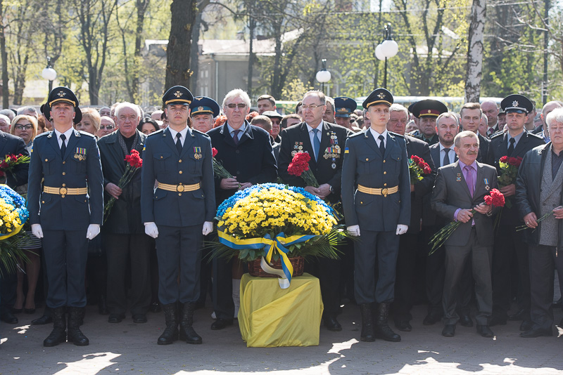 До пам'ятника жертвам Чорнобильської катастрофи поклали квіти