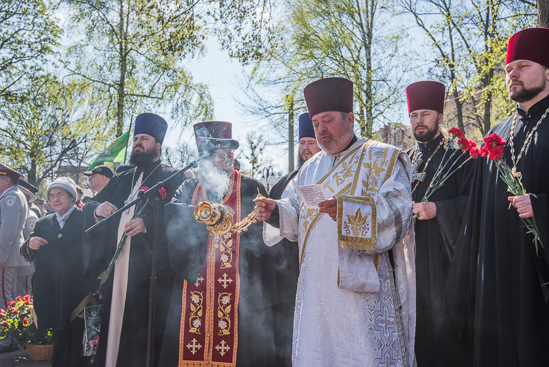 До пам'ятника жертвам Чорнобильської катастрофи поклали квіти