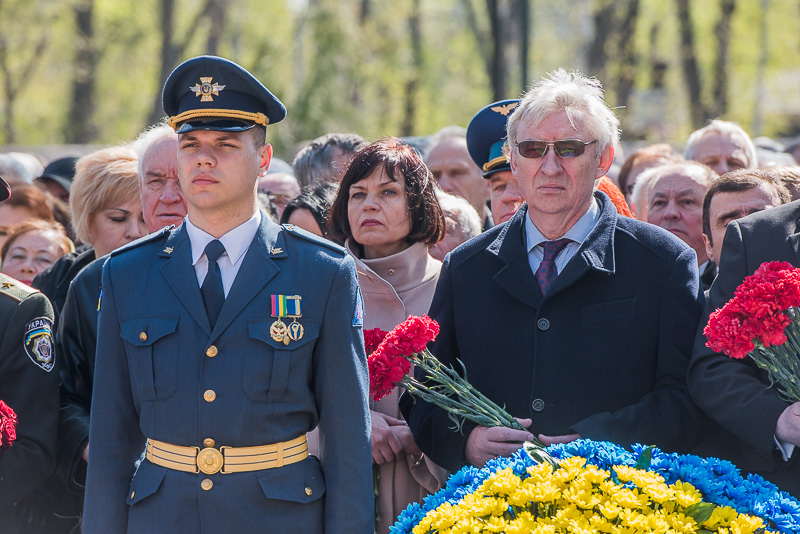 До пам'ятника жертвам Чорнобильської катастрофи поклали квіти