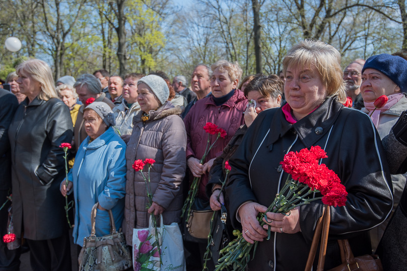 До пам'ятника жертвам Чорнобильської катастрофи поклали квіти