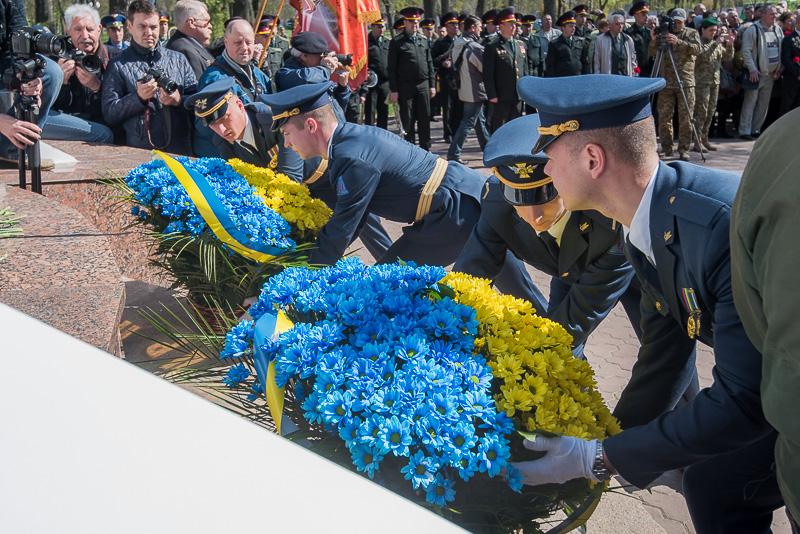 До пам'ятника жертвам Чорнобильської катастрофи поклали квіти