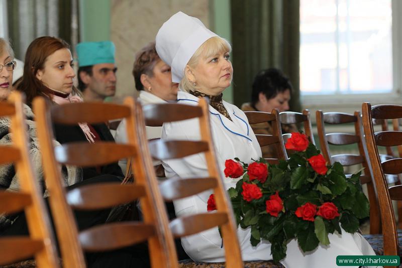 Геннадій Кернес представив колективу лікарні № 2 нового головного лікаря