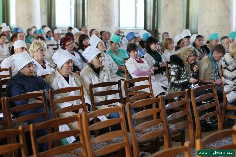 Геннадій Кернес представив колективу лікарні № 2 нового головного лікаря