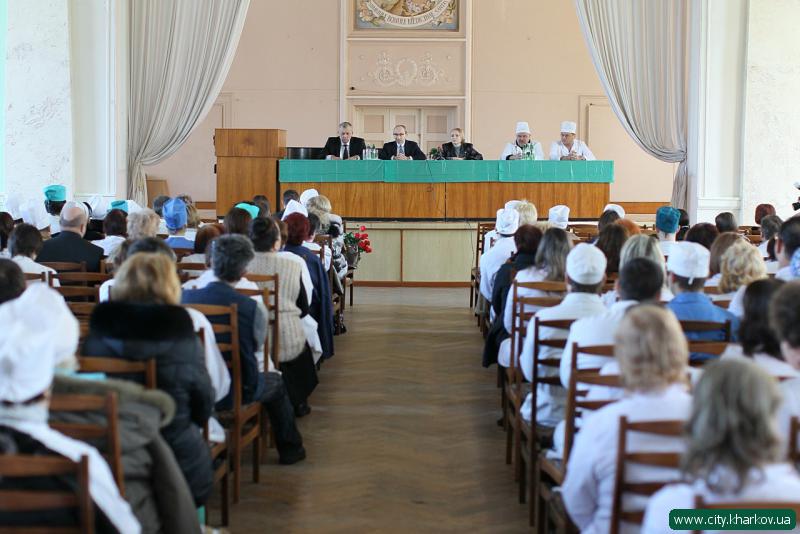 Геннадій Кернес представив колективу лікарні № 2 нового головного лікаря