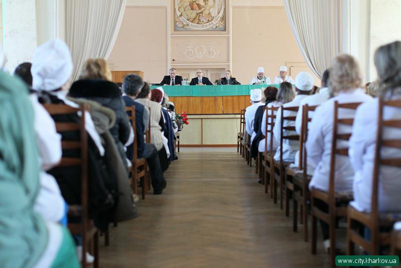 Геннадій Кернес представив колективу лікарні № 2 нового головного лікаря