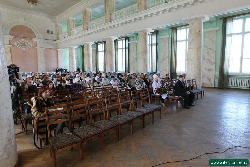 Геннадій Кернес представив колективу лікарні № 2 нового головного лікаря