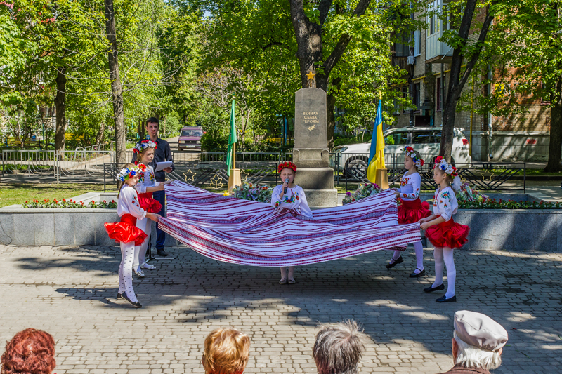 У сквері Кандаурова поклали квіти до пам'ятника воїнам-визволителям