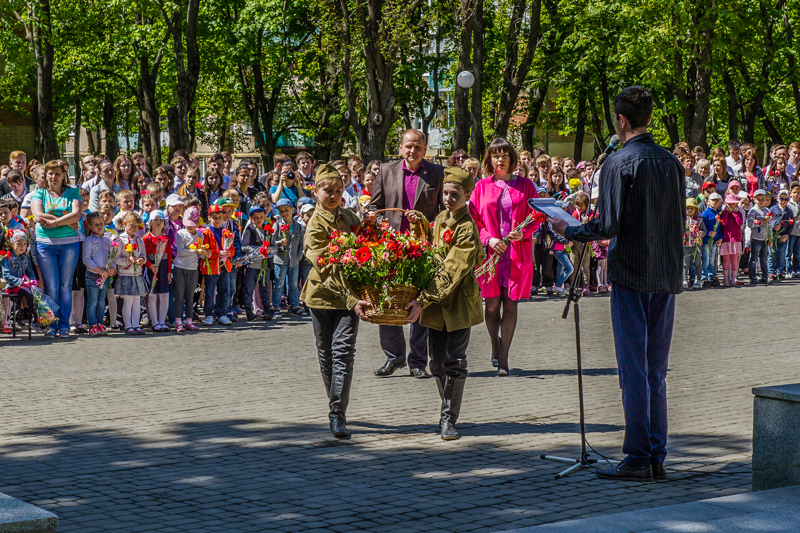 У сквері Кандаурова поклали квіти до пам'ятника воїнам-визволителям