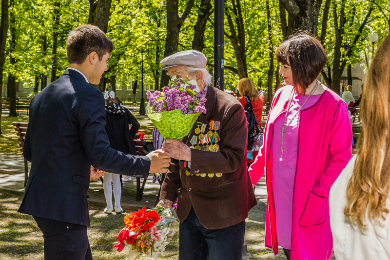 У сквері Кандаурова поклали квіти до пам'ятника воїнам-визволителям