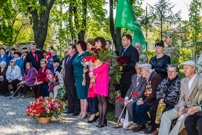 У сквері Кандаурова поклали квіти до пам'ятника воїнам-визволителям