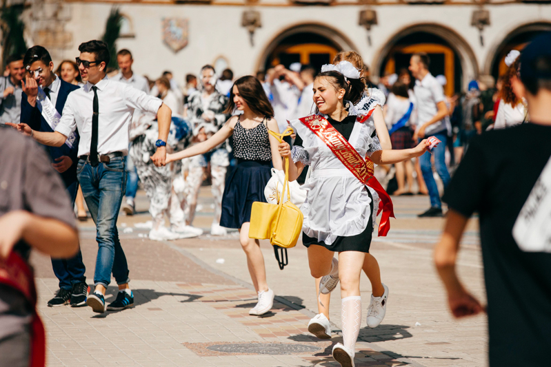 У парку Горького пройшло свято «Школа, прощавай!»