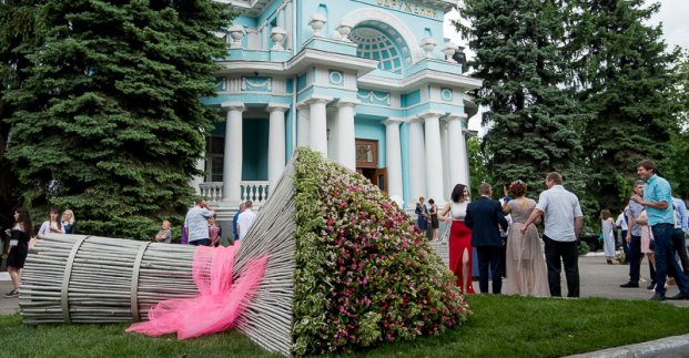 У центрі Харкова з'явилася клумба у вигляді букета нареченої