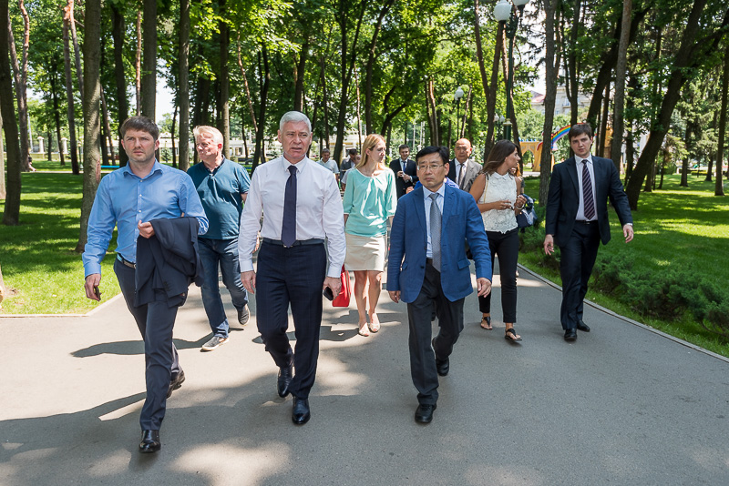 У парку Горького посадили дерево дружби між Харковом та Цзінанем