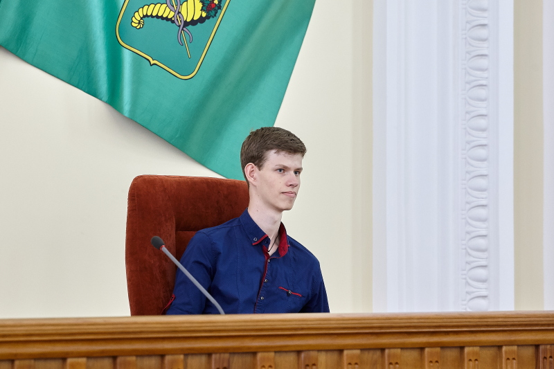 Геннадій Кернес прийняв у міськраді харківських випускників