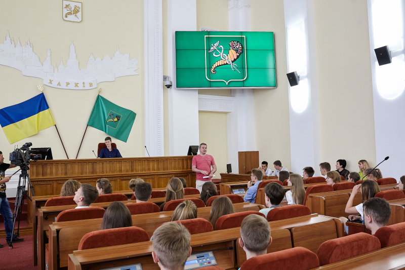 Геннадій Кернес прийняв у міськраді харківських випускників