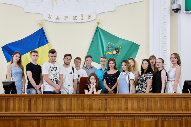 Геннадій Кернес прийняв у міськраді харківських випускників