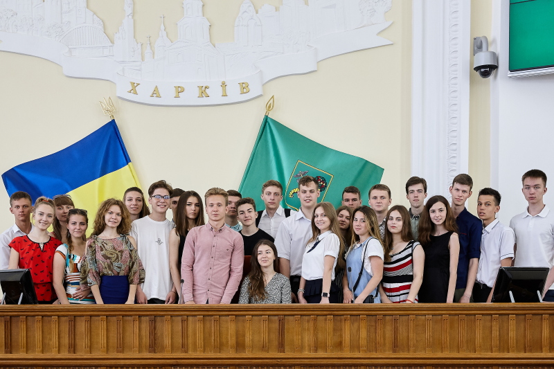 Геннадій Кернес прийняв у міськраді харківських випускників