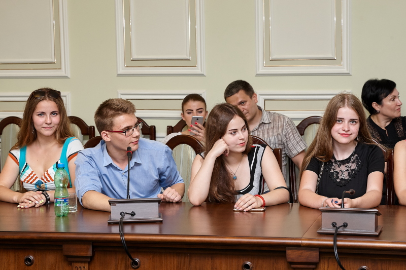 Геннадій Кернес прийняв у міськраді харківських випускників