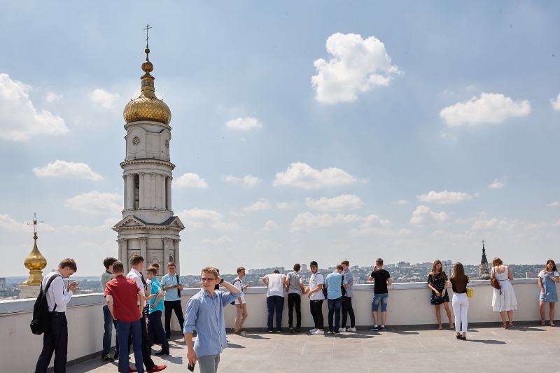 Геннадій Кернес прийняв у міськраді харківських випускників