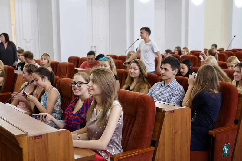 Геннадій Кернес прийняв у міськраді харківських випускників