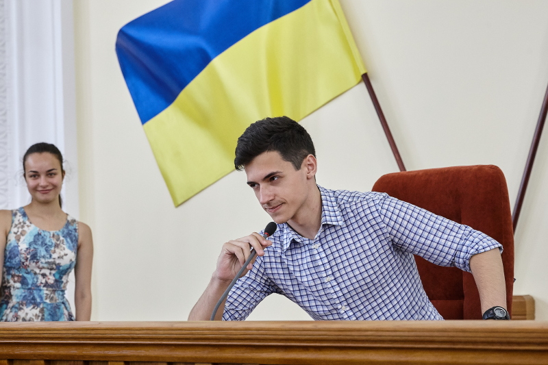 Геннадій Кернес прийняв у міськраді харківських випускників